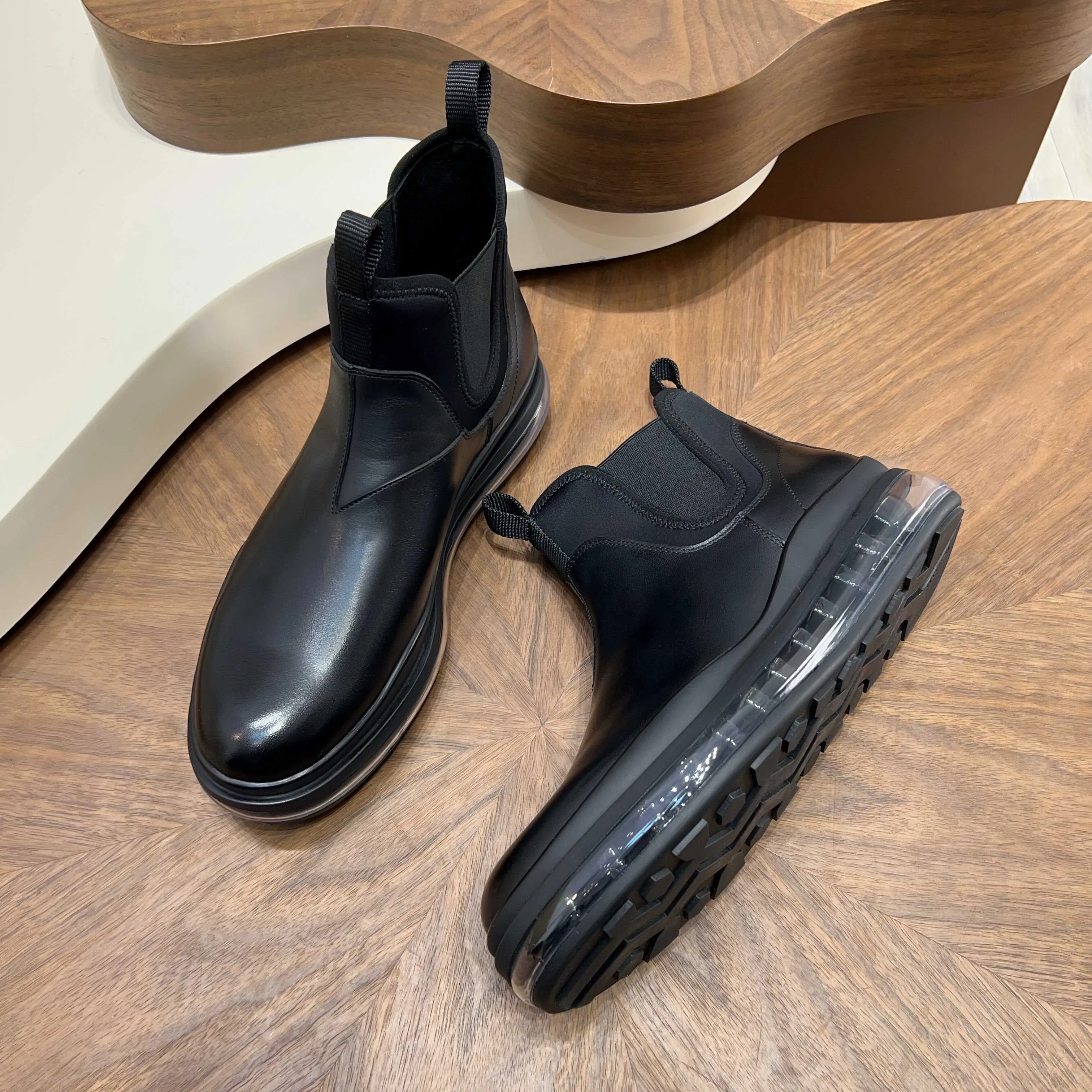 Men's shoes 💰 1000 Prada/Prada Italian show version Pure original men's high-top slip-on air cushion shoes Original super flexible air cushion outsole Silver label PRADA letter logo decoration on the heel Rubber bottom layer High comfort Excellent anti-slip performance Imported waxed cowhide Leather is smooth Leather holes are fine and even Super good texture Slip-on design Geometric carving decoration Novel and unique Full calf leather lining Standard gold-labeled feet. Fine workmanship. Ignore market currency. Support comparison inspection. Size: 38-39-40-41-42-43-44. Standard leather shoe size 45. Order